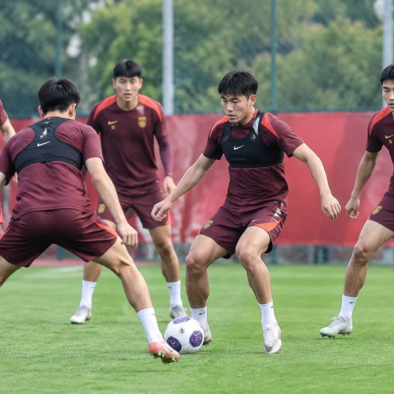 U23国足备战淘汰赛，球员在训练场进行团队配合